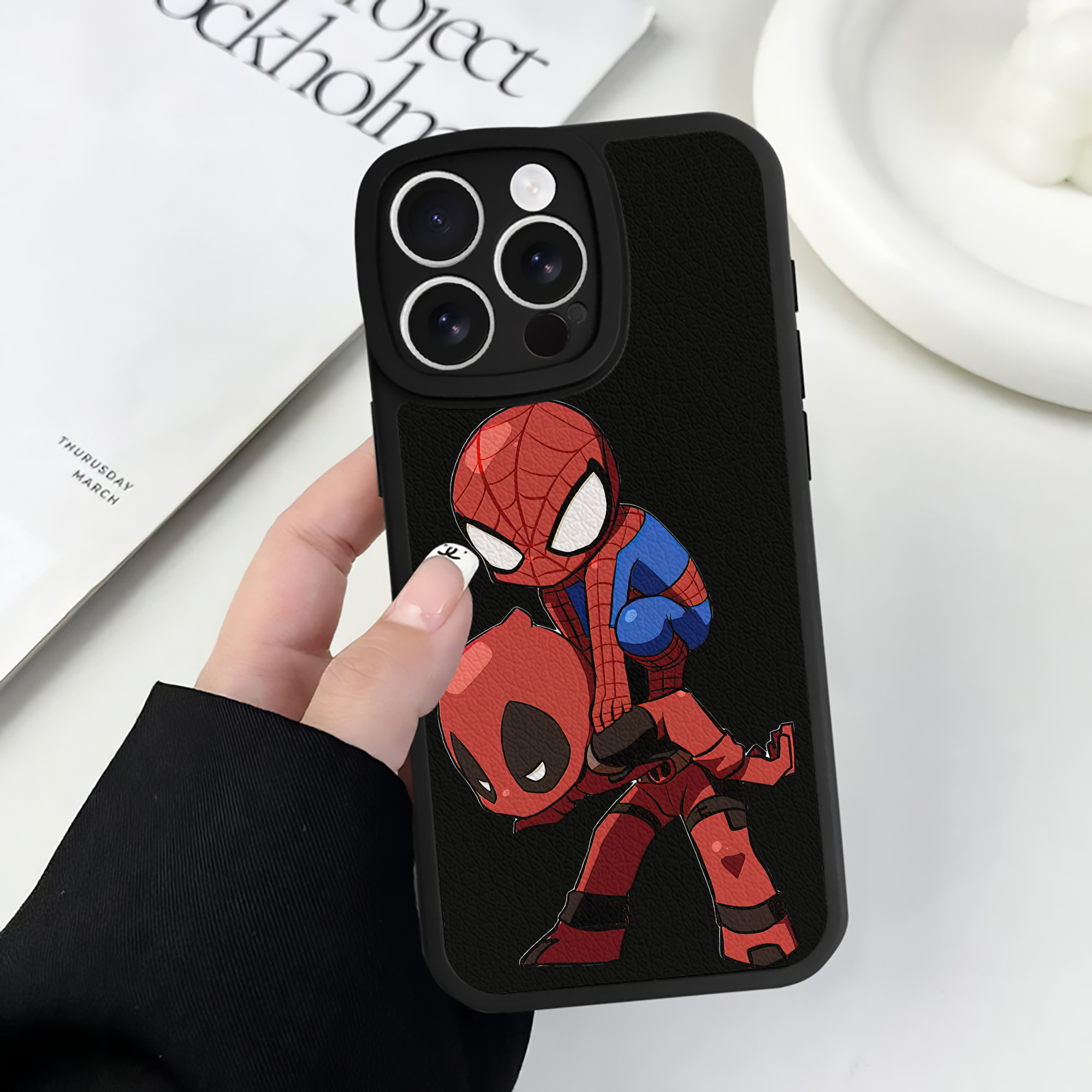 （画像用） Deadpool デッドプール 【iPhone 16シリーズ対応】シリコンスマホケース（レザー調） 材質：シリコン